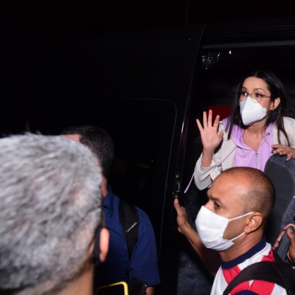 Juliette pede calma e atende todos os fãs que a receberam no aeroporto de Congonhas, em São Paulo