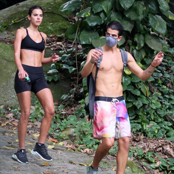 Bruna Marquezine e Enzo Celulari foram vistos juntos pela primeira no início de 2021