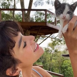 Bruna Marquezine contou que a gatinha que adotou com Enzo Celulari a está ajudando muito nos últimos dias