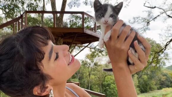 Bruna Marquezine contou que a gatinha que adotou com Enzo Celulari a está ajudando muito nos últimos dias