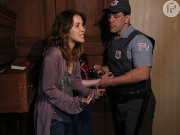 Laura (Nathalia Dill)  é presa durante investigação, em cena de 'Alto Astral'