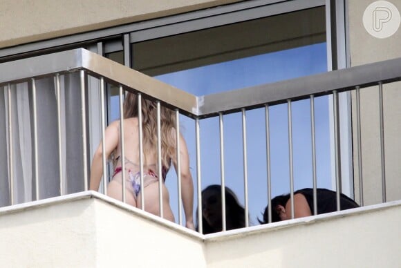 Carla Diaz surgiu na varanda do hotel de maiô fio-dental