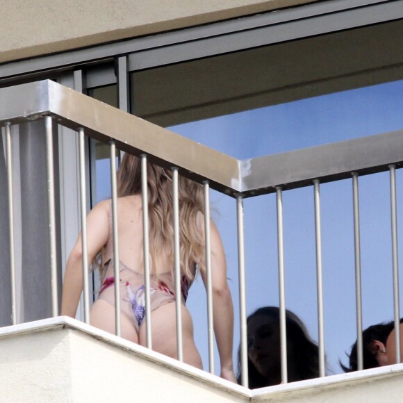 Carla Diaz surgiu na varanda do hotel de maiô fio-dental