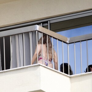 Carla Diaz contou que ela mesma é a responsável por atualizar suas redes sociais