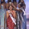 Andrea Meza foi coroada Miss Universo 2021 pelas mãos de Zozibini Tunzi, vencedora do concurso em 2019
