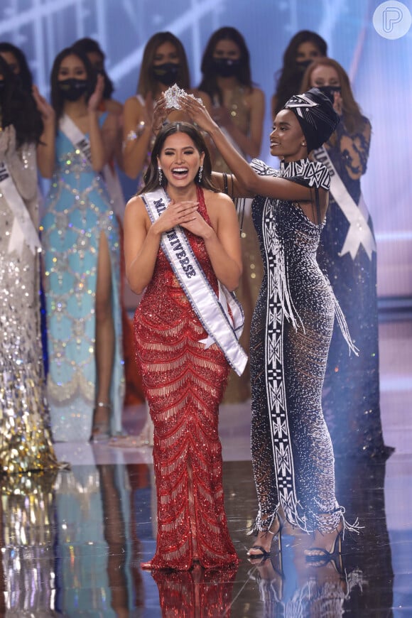 Andrea Meza foi coroada Miss Universo 2021 pelas mãos de Zozibini Tunzi, vencedora do concurso em 2019