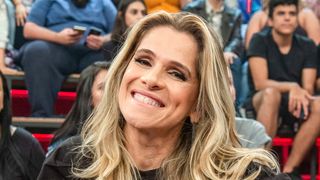 Ingrid Guimarães leva lembrança de Paulo Gustavo para aniversário de Mônica Martelli