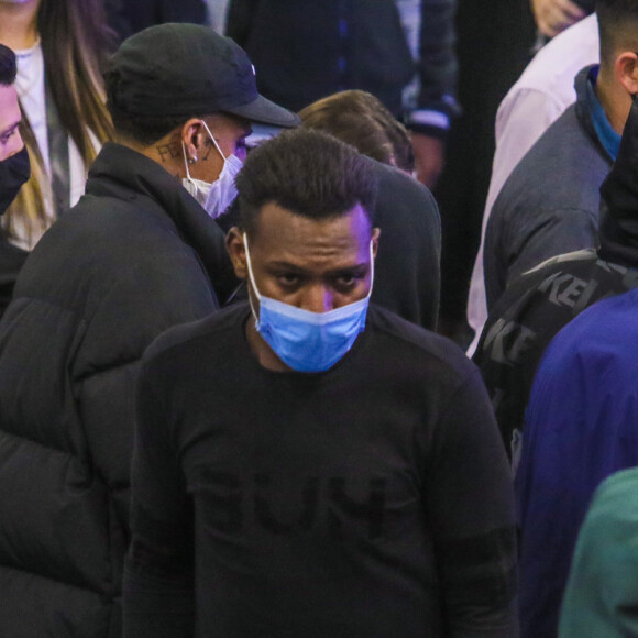 MC Kekel se despede de MC Kevin em velório realizado na escola de samba Unidos de Vila Maria, no bairro Parque Novo Mundo, na zona norte de São Paulo, nesta segunda-feira, 18 de maio de 2021