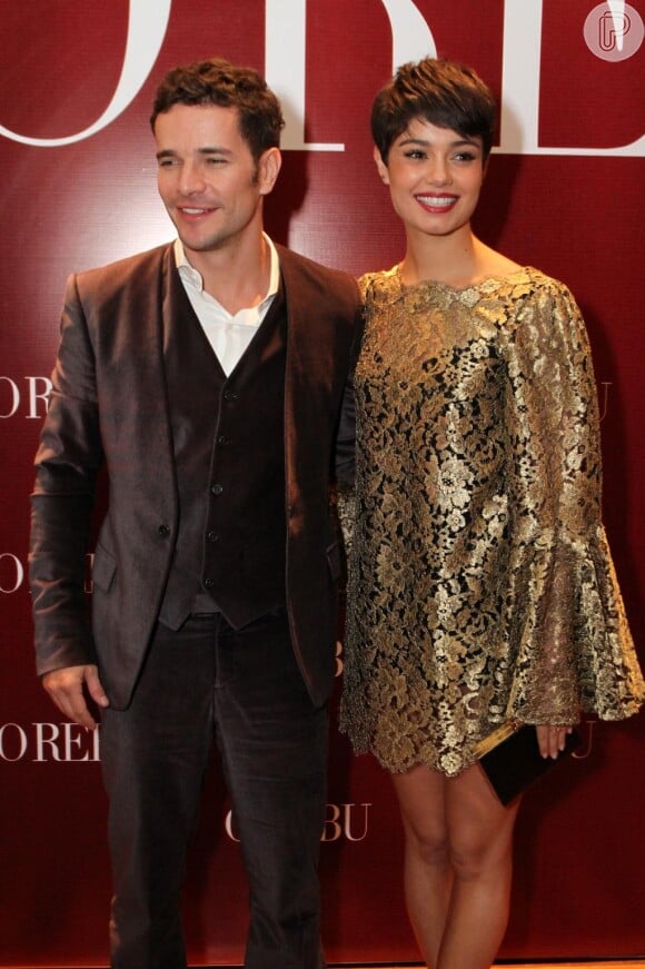 Sophie Charlotte posa ao lado do namorado, Daniel de Oliveira, na festa de 'O Rebu' com o vestido Dolce & Gabbana