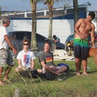 Marcello Novaes curte dia de sol em praia carioca com o filho mais velho