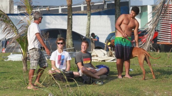 Marcello Novaes curte dia de sol em praia carioca com o filho mais velho