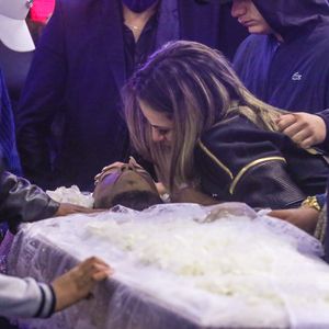 Viúva de MC Kevin, Deolane Bezerra chorou ao corpo do funkeiro durante o velório