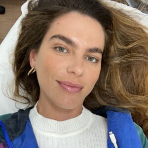 Mariana Goldfarb prioriza a beleza natural e mantém sobrencelhas preenchidas