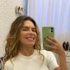 Mariana Goldfarb exibe selfie com beleza natural e cabelo em transição