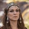 Novela 'Gênesis': Sara (Adriana Garambone) tenta fugir das investidas do rei Abimeleque (Leonardo Franco)