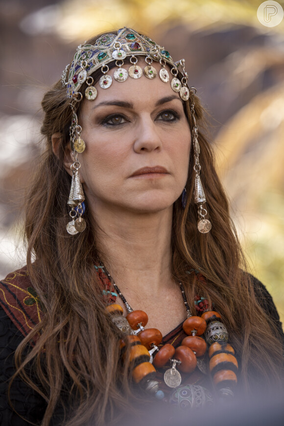 Novela 'Gênesis': Sara (Adriana Garambone) tenta fugir das investidas do rei Abimeleque (Leonardo Franco)