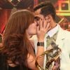 Marcello Melo Jr. beija a namorada, Caroline Alves, na comemoração do 'Dança dos Famosos 2014'