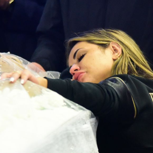 Viúva de MC Kevin, Deolane Bezerra marcou na pele o amor pelo funkeiro