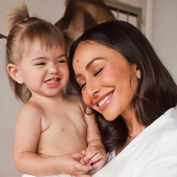 Filha de Sabrina Sato encanta por fofura em áudios de 'Boa noite' para mãe. Confira!