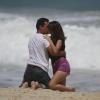 Rodrigo Lombardi e Nanda Costa, intérpretes de Théo e Morena em 'Salve Jorge', gravam cenas românticas na Praia da Macumba, no RJ, em 8 de março de 2013