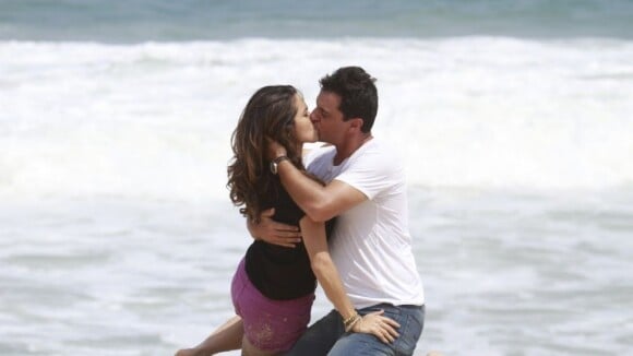 'Salve Jorge': Rodrigo Lombardi e Nanda Costa gravam cena de beijo na praia