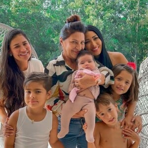 Simone e Simaria reuniram a mãe e seus respectivos filhos em foto. Simone é mãe de Henry e Zaya; e Simaria, de Pawel e Giovanna