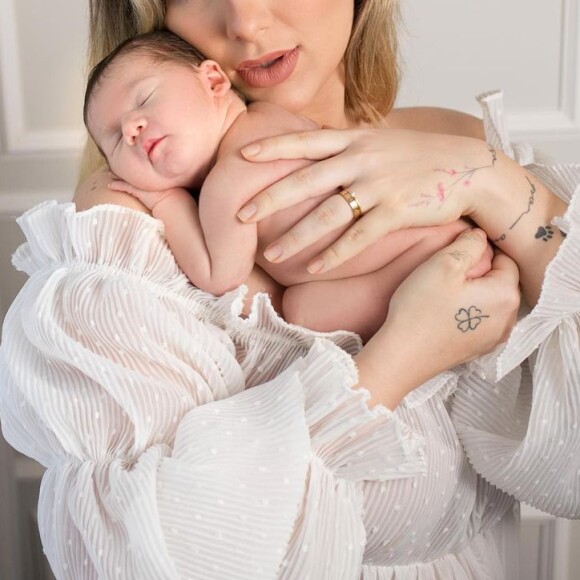 Filha de Zé Felipe e Virgínia Fonseca, Maria Alice estrelou ensaio newborn