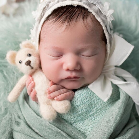 A filha de Virgínia Fonseca e Zé Felipe encantou em seu ensaio newborn
