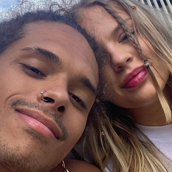 Luísa Sonza apareceu em uma foto postada pelo namorado, Vitão, nesta sexta-feira, 11 de junho de 2021