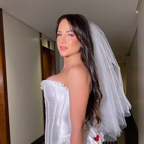 Gabi Martins usa look romântico caipira e ganha beijo de Tierry: 'Olha a noiva!'