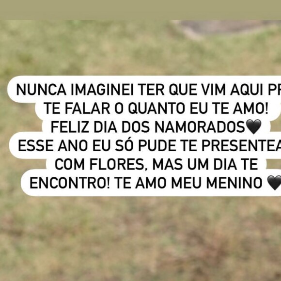Deolane Bezerra visita túmulo de MC Kevin no Dia dos Namorados