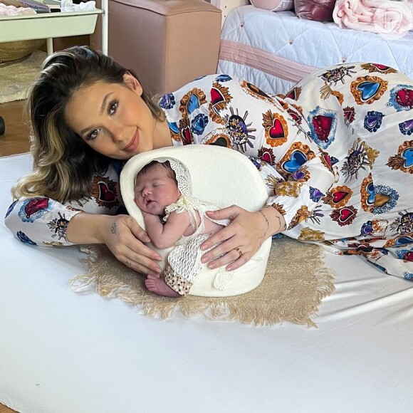 Virgínia Fonseca protagonizou um ensaio newborn com a filha