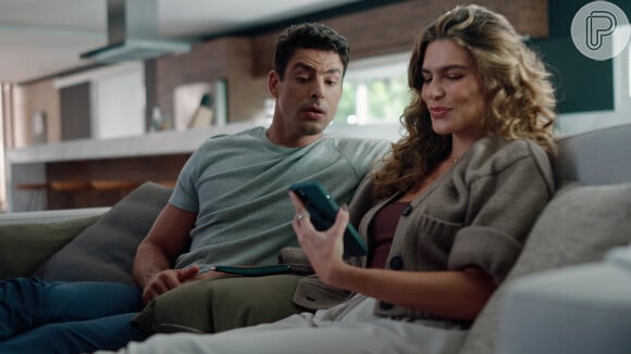 Cauã Reymond com ciúme de Mariana Goldfarb por receber mensagens no celular em cena no comercial