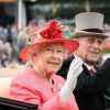 Dois meses após morte do marido, Família Real postou no Instagram foto de Rainha Elizabeth II e Príncipe Philip ao lado dos bisnetos em comemoração ao Dia dos Pais internacional