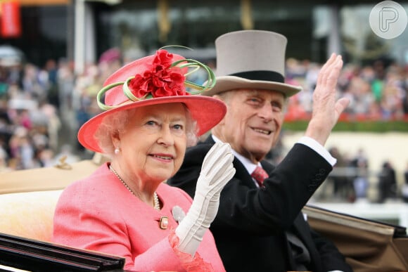 Dois meses após morte do marido, Família Real postou no Instagram foto de Rainha Elizabeth II e Príncipe Philip ao lado dos bisnetos em comemoração ao Dia dos Pais internacional
