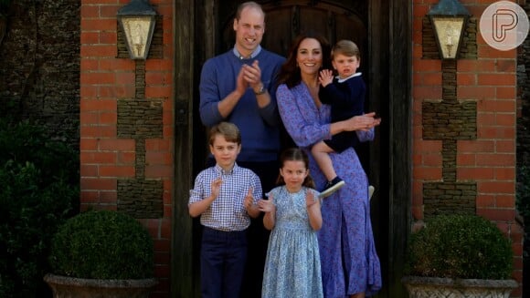 Nova foto de Príncipe William abraçado com os três filhos agita web no Instagram