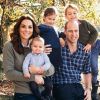 Foto inédita tem Príncipe William com roupa militar e abraçado aos três filhos