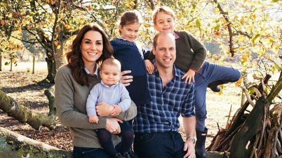 Foto inédita tem Príncipe William com roupa militar e abraçado aos três filhos