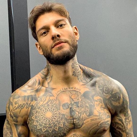 Foto de antes e depois de Lucas Lucco choca web. Veja montagem postada pelo cantor!