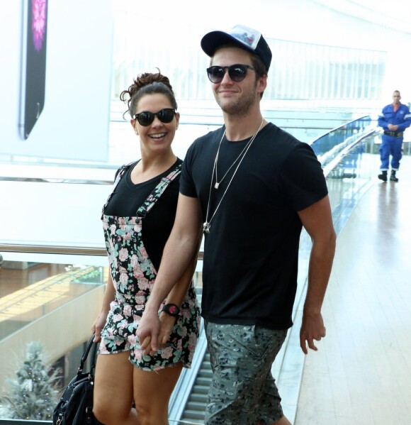 Fabiula Nascimento passeou com o namorado, Gil Coelho, no shopping Village Mall na Barra da Tijuca, na Zona Oeste do Rio de Janeiro, na quarta-feira, 19 de novembro de 2014