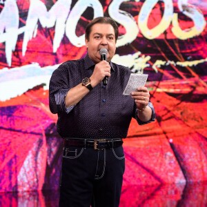 Faustão levou tombo no palco do 'Domingão' enquanto comandava o 'Super Dança dos Famosos'