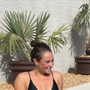 Paolla Oliveira exibe corpo em forma de biquíni em piscina