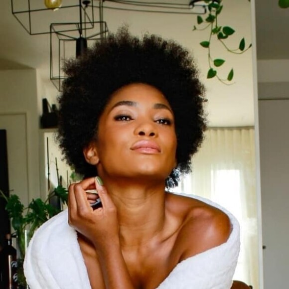 Erika Januza não contém a alegria por ser a nova rainha da Viradouro