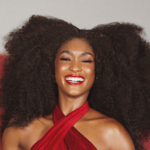 Erika Januza é escolhida como nova rainha de bateria da Viradouro