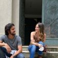 Novela 'Salve-se Quem Puder': Luna (Juliana Paiva) conta a Téo (Felipe Simas) sobre seu passado com Alejandro (Rodrigo Simas)