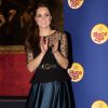 Kate Middleton usa blusa de R$ 360 em evento beneficente