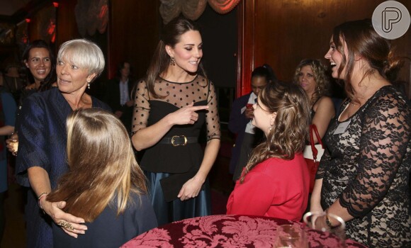 Kate Middleton conversa com estudantes