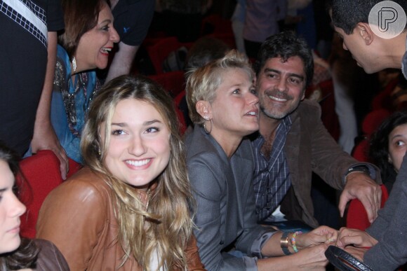 Sasha posa ao lado da mãe, Xuxa, e do namorado da apresentadora, Junno Andrade