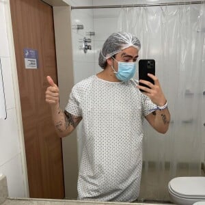 Whindersson Nunes posou no hospital e contou que faria uma nova cirurgia 'no tóba'