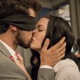 Novela 'Salve-se Quem Puder': Rafael (Bruno Ferrari) e Kyra (Vitoria Strada) se beijam em passeio